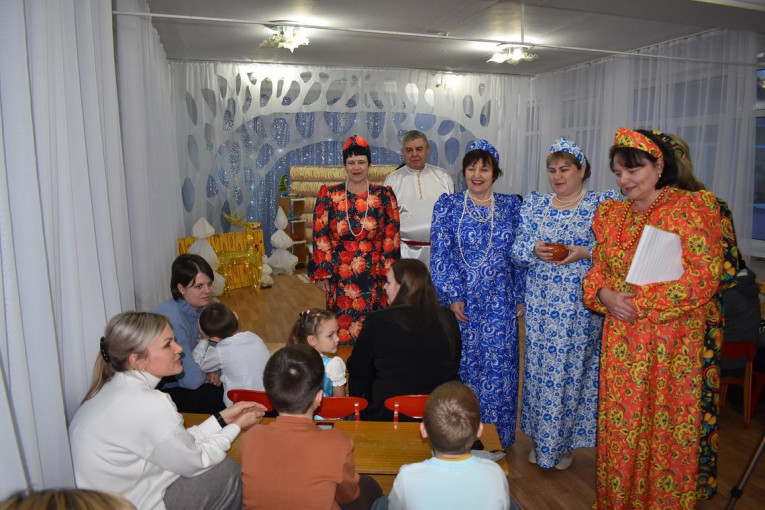 "Коляда, коляда, отворяй ворота!" "Коляда, коляда, отворяй ворота!".